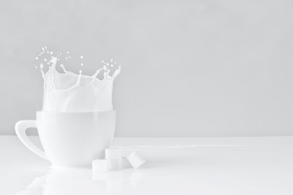 在擠牛奶時(shí)一般會(huì)對(duì)牛的乳房進(jìn)行消殺，殺菌劑中會(huì)添加丙二醇起到溶解的作用